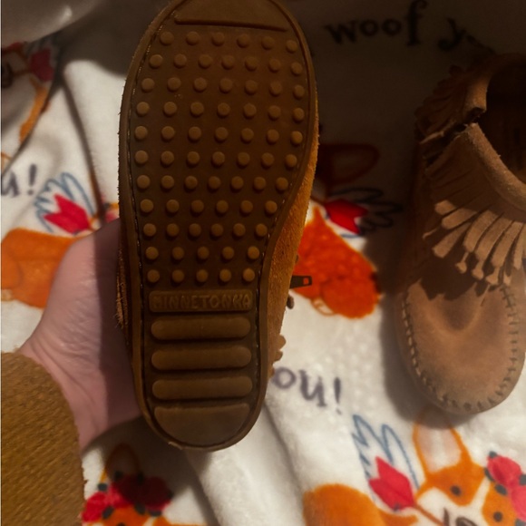 Minnetonka Kids Moccasins in Rich Brown A00513 - Picture 4 of 7